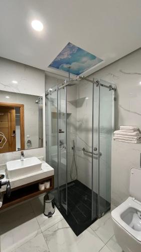 ein Badezimmer mit Dusche und Waschbecken in der Unterkunft Surf One Hotel in Agadir
