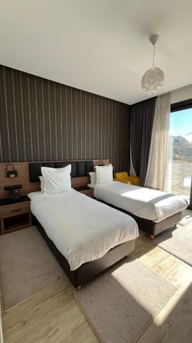 ein Schlafzimmer mit zwei Betten und einem Fenster in der Unterkunft Surf One Hotel in Agadir