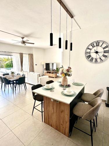 Luxury 3BR Apartment 2 Min Pereybere Beach & Pool