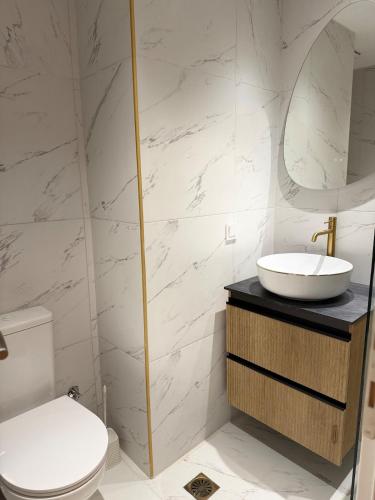 un bagno con lavandino e WC di Paula Acropolis Thissio ad Atene