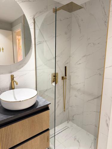 un bagno con lavandino e doccia di Paula Acropolis Thissio ad Atene
