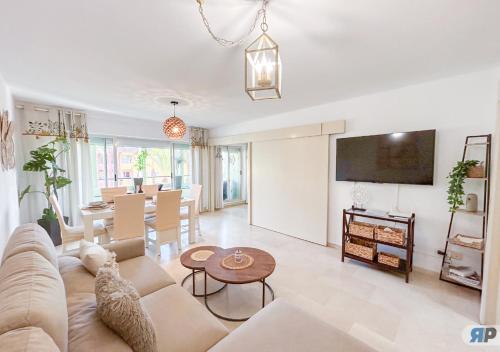 a living room with a couch and a table at Apartamento Deluxe Sotogrande in San Roque