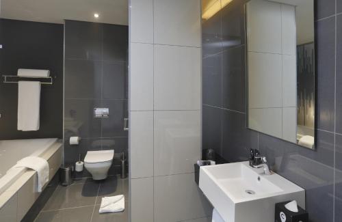 Bilik mandi di The Capital Menlyn Maine