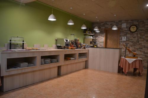 eine Küche mit einer Theke in einem Restaurant in der Unterkunft Hostal Restaurante El Castillo in Alcorisa