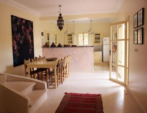 - une cuisine et une salle à manger avec une table et des chaises dans l'établissement Tifawin Home And Garden, à Mirleft