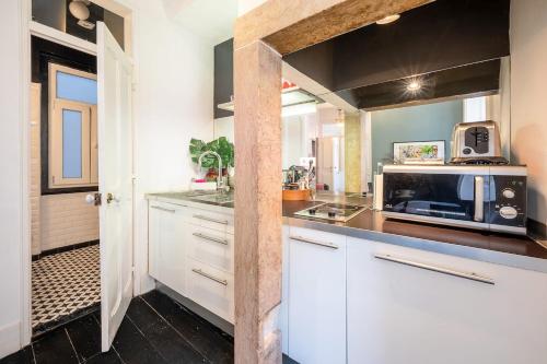 Full Building in Bairro Alto by Porta85