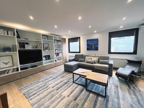 UrbanFlat 166 - Luxury Apartment in the Center of Paris
