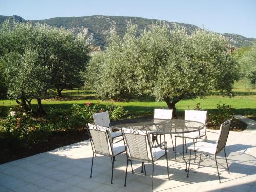 Danie, maison des oliviers et vue Luberon