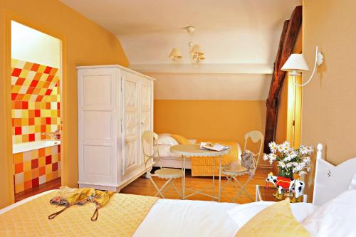 Ένα ή περισσότερα κρεβάτια σε δωμάτιο στο Logis Le Parc Hotel & Spa