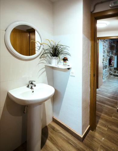 a bathroom with a sink and a mirror at L'alberg la rectoria de la Torra in La Baronia de Rialb