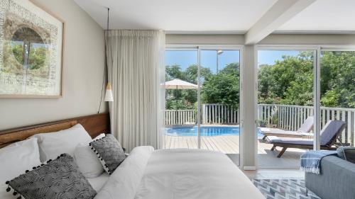 a bedroom with a bed and a balcony with a patio at Jacob Nea in Shave Ẕiyyon