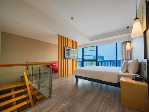 a hotel room with a bed and a large window at Ibis Chengdu High-tech Electronics University in Pi