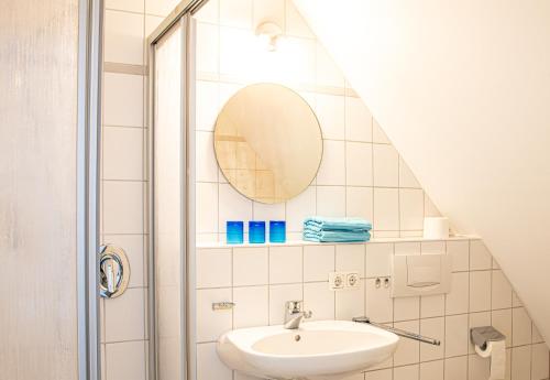 a bathroom with a sink and a shower at Ferienwohnungen hinter der Residenz in Landshut