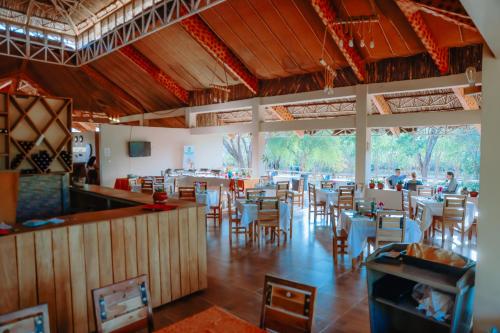 un ristorante con molti tavoli e sedie di Paradise Lodge Turmi a Turmi