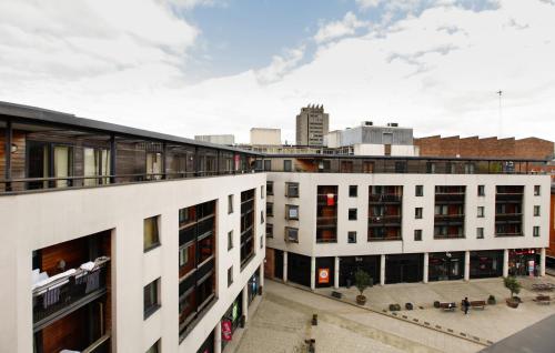 eine Luftaufnahme von Gebäuden in einer Stadt in der Unterkunft Coventry Home in Coventry