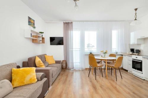 Cozy Studio with a View of the Forest and the Sea in Gdynia by Noclegi Renters