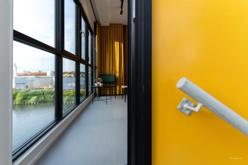 a room with a window with a view of the water at De Bossche Kraan in Den Bosch