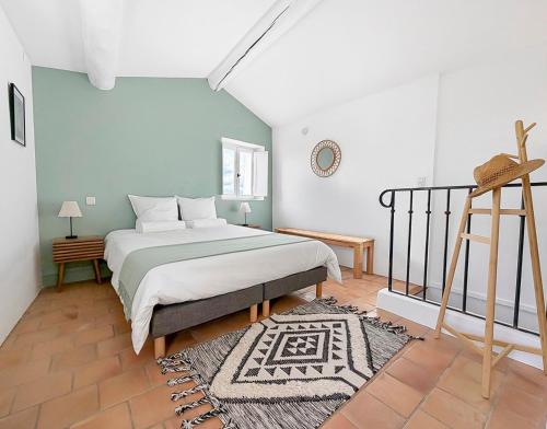 a bedroom with a king sized bed and a ladder at Maison rénovée avec terrasse et parking privé in Mallemort