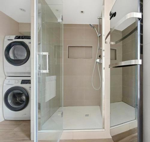 a walk in shower in a bathroom with a washing machine at Maison rénovée avec terrasse et parking privé in Mallemort