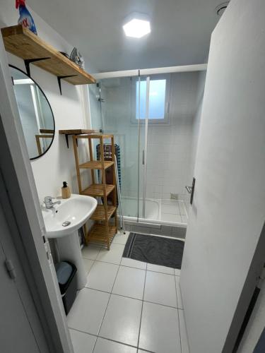 a bathroom with a sink and a shower at Maison proche Naval Group in Lanester