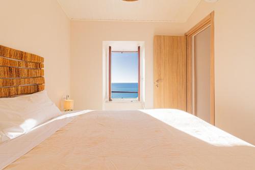 a bedroom with a bed with a view of the ocean at Casa Anciua in San Bernardino