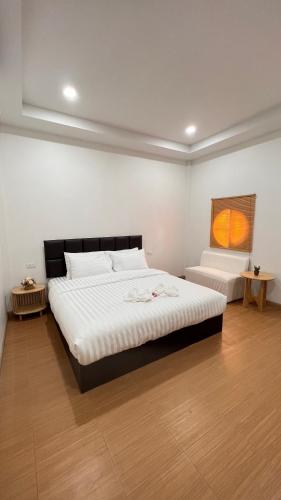 a bedroom with a large bed in a room at สังข์เงินรีสอร์ท2 in Nakhon Sawan