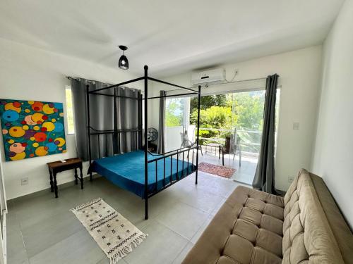 a living room with a bed and a couch at Maison das Artes morere in Cairu