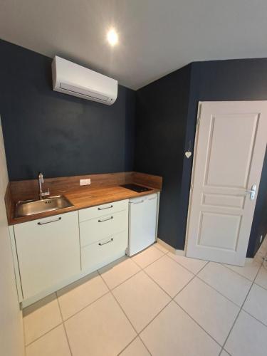 a small kitchen with a sink and a sink at Studio Lumineux avec jardin & piscine à Vaison la Romaine in Vaison-la-Romaine
