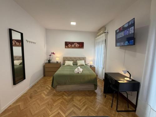 a bedroom with a bed and a desk and a mirror at Habitaciones en Don Ramon in Madrid