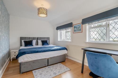 a bedroom with a bed and a desk and a chair at 2 Bed in Hunningham oc-h34740 in Bubbenhall