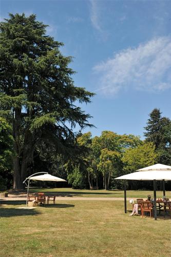 Κήπος έξω από το Logis Le Parc Hotel & Spa