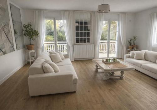 Villa for 10, heated pool jacuzzi, Bordeaux getaway