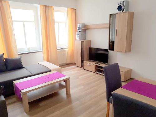 sala de estar con sofá y mesa en Ferienwohnung 1 Christiansdorf Freiberg, en Freiberg