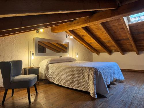 a bedroom with a bed and a chair at Casa granero 2 in El Río