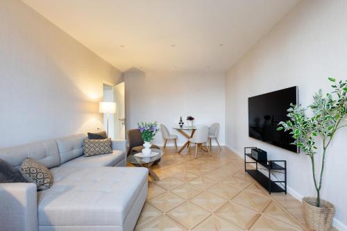 hotelise I Sunlit Apartment