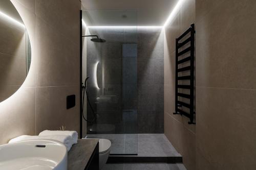 un bagno con doccia, lavandino e WC di Modern combo - Chisinau a Chişinău