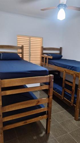 two bunk beds in a room with a ceiling at Casa para 6 pessoas completa in Ribeirão Preto