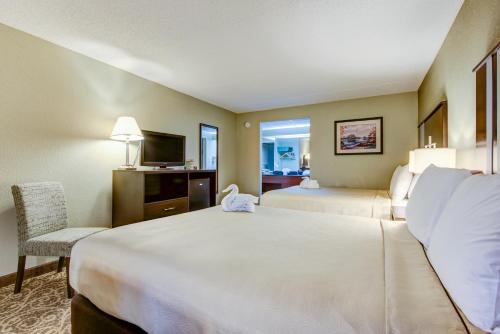 a hotel room with a large bed and a television at Glenstone Lodge in Gatlinburg