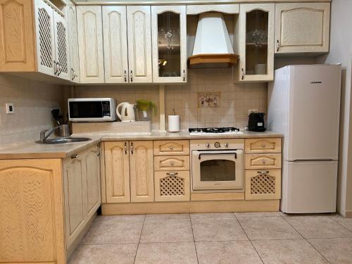 2 bedroom Apartment with parking close to Center