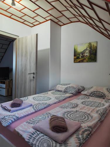 een slaapkamer met twee bedden waarop handdoeken liggen bij Apartments Karin in Bled
