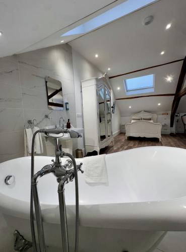 a bathroom with a bath tub and a sink at Studio 3 des Remparts à 5 mins de Charleville-Mézières in Warcq
