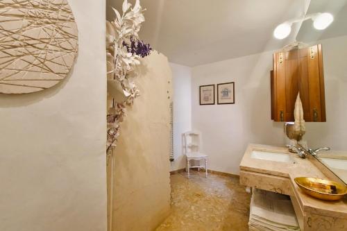 a kitchen with a sink and a refrigerator at Villa Pedra Natural Houses in Alvorge