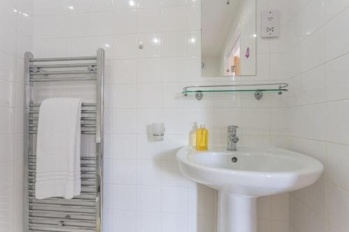 a white bathroom with a sink and a mirror at Bright 2 Bed Apartments in Marston Oxford, Free Parking, OX3 Near John Radcliffe Hospitals & University Parks in Oxford