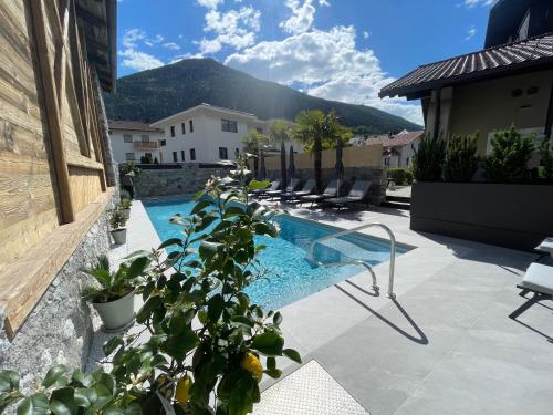 a swimming pool on the side of a building at bei Martin's in Morter