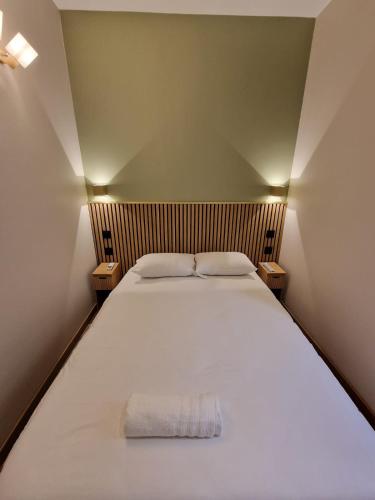 Llit o llits en una habitació de Hotel Du Centre