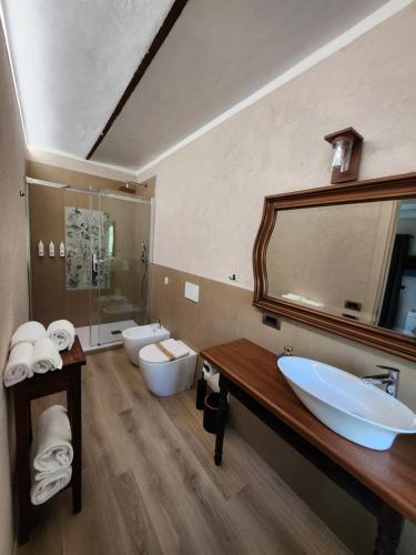 a bathroom with two sinks and a large mirror at Monforte Country House in Monforte dʼAlba