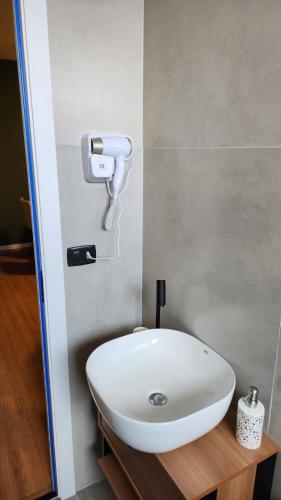 a bathroom with a white sink in a room at Studio Cotia Próximo ao Thermas da Mata, Animalia Park e CT São Paulo in Cotia