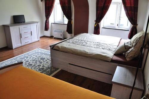 Una cama o camas en una habitación de Tichý mlýn