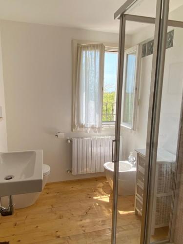 a bathroom with a sink and a toilet and a window at Mandre-Chiggiato, Sesta Presa in Ca Corniani