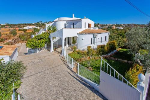 Villa Casa do Laguinho by Villa Plus
